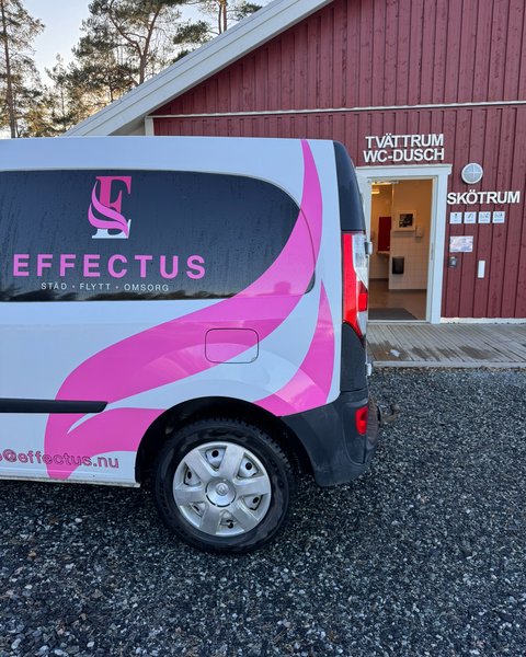 En av Effectus servicebilar parkerad utanför en byggnad